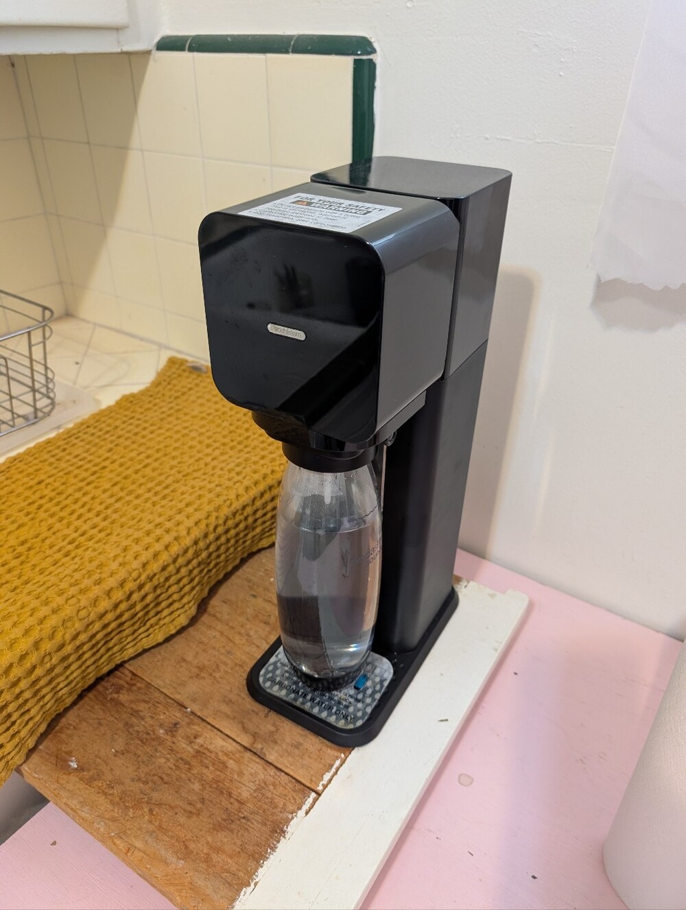 SodaStream Play Home Soda Maker in Black Gently Used With Bottle In Box - Picture 5 of 8